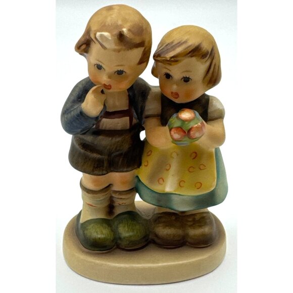 Goebel Hummel Figurine "We Congratulate" #220 Boy And Girl With Flowers! - Picture 1 of 7